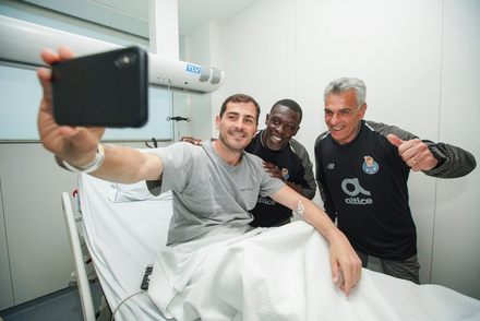 Iker Casillas recebe visita do plantel e equipa tcnica