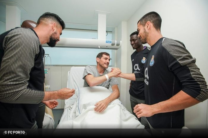 Iker Casillas recebe visita do plantel e equipa tcnica