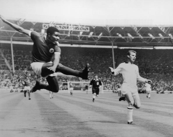 Eusébio marcou o primeiro golo da final 1962/63 contra o Milan