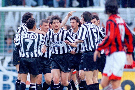 Juventus festeja um dos seis golos da humilhao no Giuseppe Meazza
