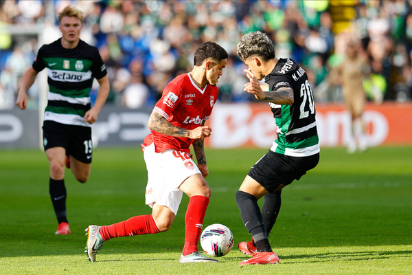 Sporting Secures Narrow Victory Over Santa Clara in Primeira Liga Showdown