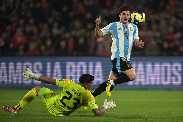 Argentina Secures Narrow Victory Over Chile in Thrilling Matchup