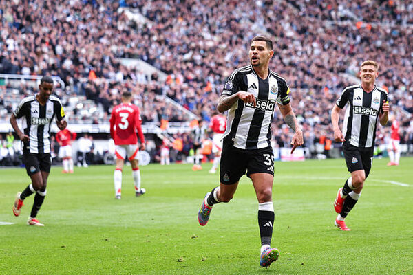 Newcastle Dominates Manchester United in Premier League Showdown