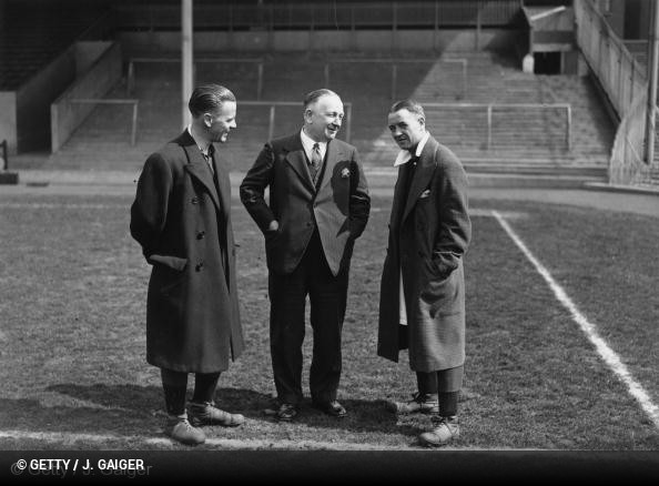 Herbert Chapman ao centro em conversa com Alex James antes da final da FC Cup 1932 em Wembley